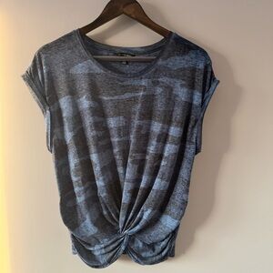 LUCKY BRAND LIGHTWEIGHT CAMO TWIST FRONT SHORT SLEEVE TOP BLUE SIZE SMALL